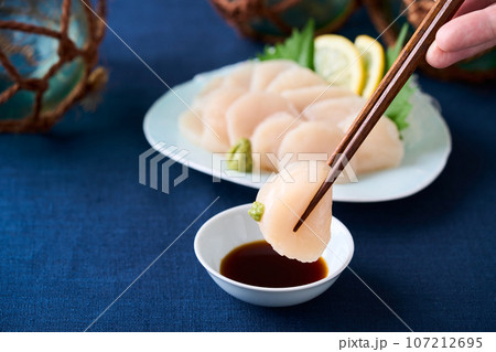 帆立の刺身を醤油につける 107212695