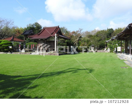 岡山県津山市にある真言宗「新善光寺」:広々とした芝生の境内 岡山県津山市にある真言宗「新善光寺」:広々とした芝生の境内 107212928