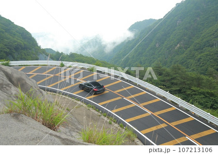 山道を走る黒いスポーツカー 山道を走る黒いスポーツカー 107213106