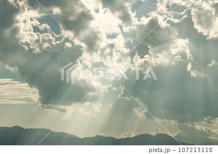 太陽に照らされて黄金色に輝く空(薄明光線) 太陽に照らされて黄金色に輝く空(薄明光線) 107213118