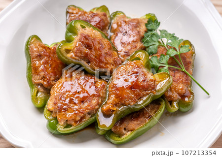 ピーマンの肉詰め（照り焼き） 107213354