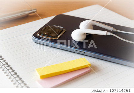 スマホとイヤホン オンライン学習 スマホとイヤホン オンライン学習 107214561