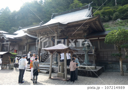 四国お遍路、焼山寺で参拝する人 107214989