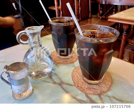 レトロな喫茶店のアイスコーヒー2つ 107215706
