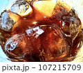真上から見たアイスコーヒーと氷 107215709