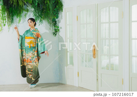 振袖の女性　　 107216017