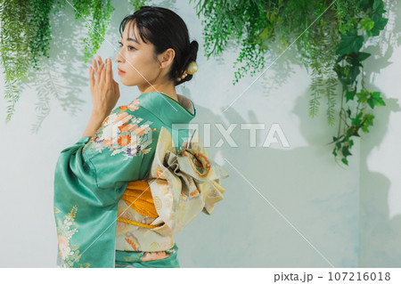 振袖の女性　　 107216018