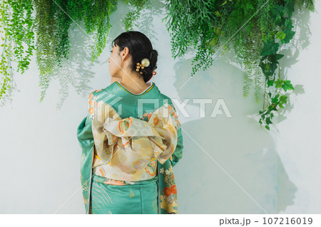 振袖の女性　　 107216019