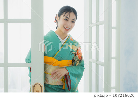 振袖の女性 振袖の女性 107216020