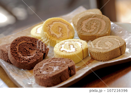 お皿に乗ったロールケーキ お皿に乗ったロールケーキ 107216396