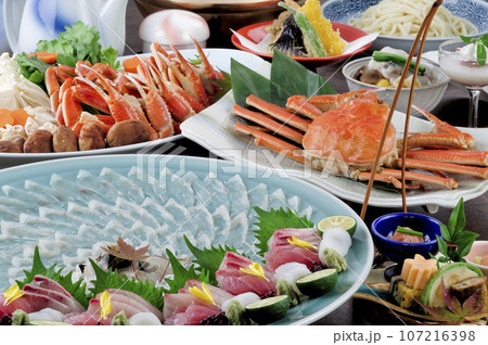 豪華な日本料理、カニ鍋・フグ刺し 豪華な日本料理、カニ鍋・フグ刺し 107216398