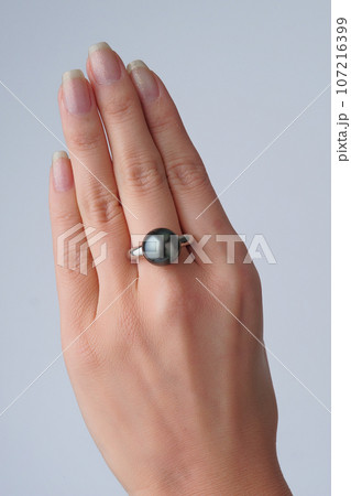 指輪を付けた女性の手 指輪を付けた女性の手 107216399