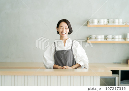 カフェで働く女性の画像 カフェで働く女性の画像 107217316