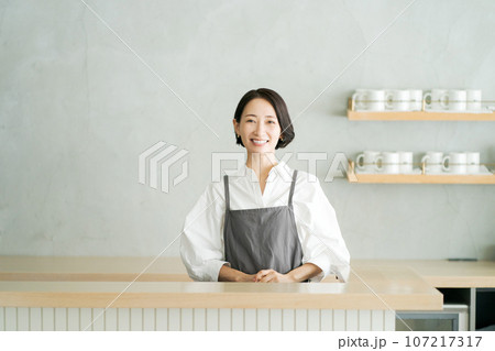 カフェで働く女性の画像 107217317