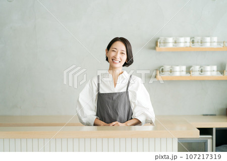 カフェで働く女性の画像 カフェで働く女性の画像 107217319