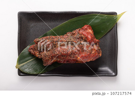 牛タン (黒胡椒&スモーク) 牛タン加工品 牛タン (黒胡椒&スモーク) 牛タン加工品 107217574