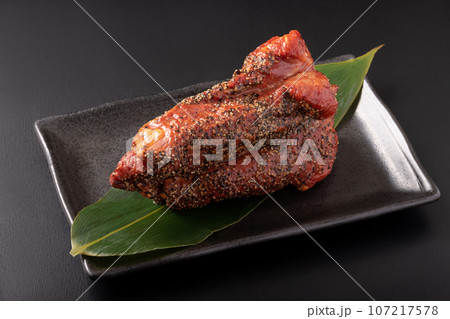 牛タン (黒胡椒&スモーク) 牛タン加工品 牛タン (黒胡椒&スモーク) 牛タン加工品 107217578