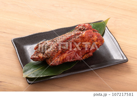 牛タン (黒胡椒&スモーク) 牛タン加工品 牛タン (黒胡椒&スモーク) 牛タン加工品 107217581