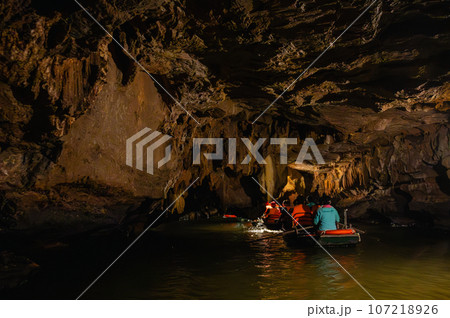 ニンビン、チャンアンの川下り　洞窟 107218926