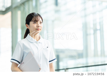 白衣の若い女性 107219456