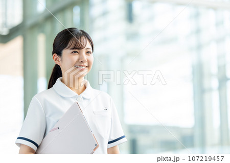 白衣の若い女性 107219457