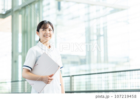 白衣の若い女性 107219458