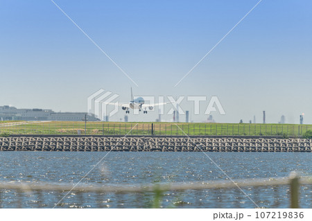【城南島海浜公園上空から着陸態勢のスターフライヤー機　後ろ姿】 107219836