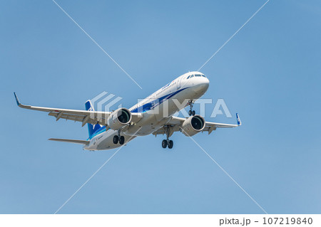 【城南島海浜公園上空から着陸態勢のANA機】 107219840