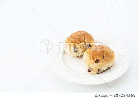 レーズンパン　白背景 107224269