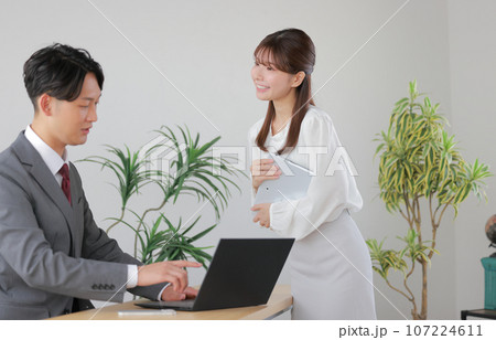 部下の報告に積極的にアドバイスする管理職3 107224611