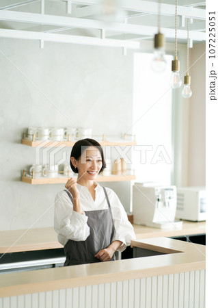 カフェで働く女性の画像 107225051