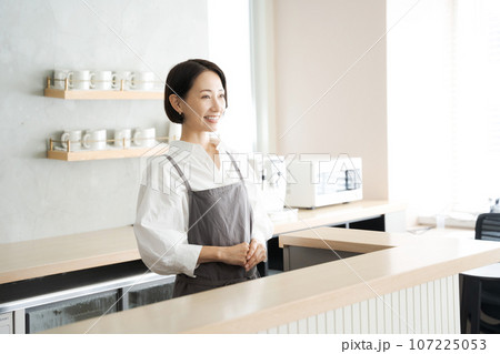 カフェで働く女性の画像 107225053
