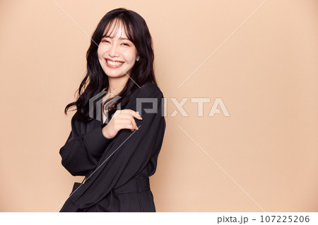 秋服ファッション女性ポートレート 107225206