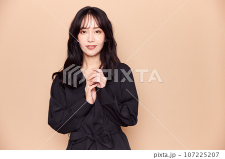 秋服ファッション女性ポートレート 107225207