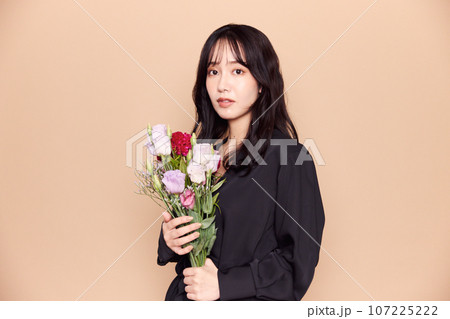 秋服ファッション女性ポートレート 107225222