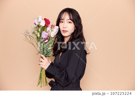 秋服ファッション女性ポートレート 107225224