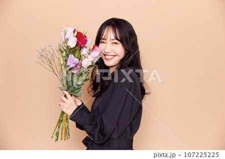 秋服ファッション女性ポートレート 107225225