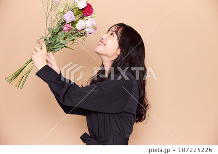 秋服ファッション女性ポートレート 秋服ファッション女性ポートレート 107225226
