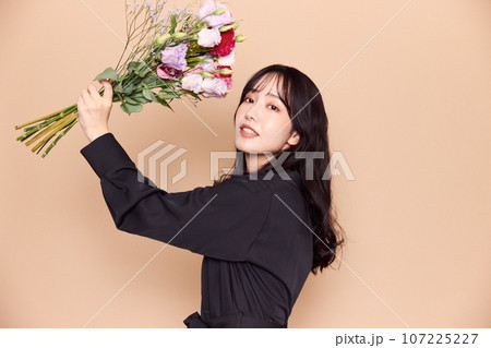 秋服ファッション女性ポートレート 秋服ファッション女性ポートレート 107225227