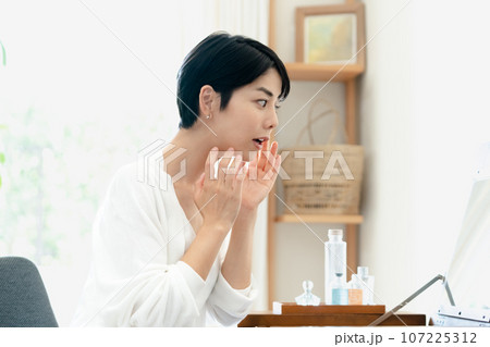部屋でスキンケアをする女性 107225312