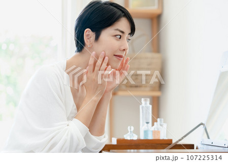 部屋でスキンケアをする女性 部屋でスキンケアをする女性 107225314