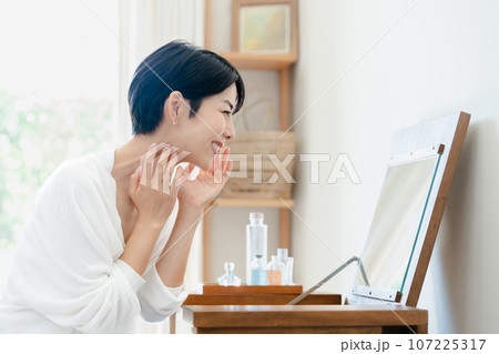 部屋でスキンケアをする女性 107225317