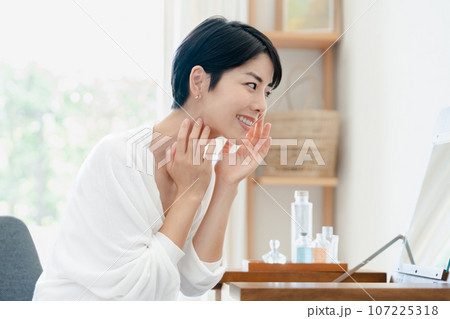 部屋でスキンケアをする女性 107225318