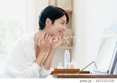 部屋でスキンケアをする女性 部屋でスキンケアをする女性 107225319