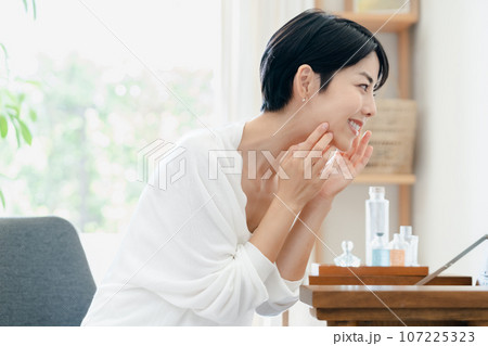 部屋でスキンケアをする女性 部屋でスキンケアをする女性 107225323