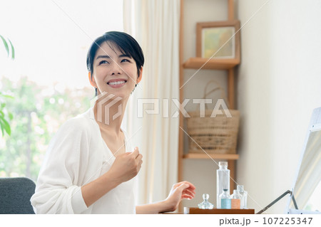 部屋でスキンケアをする女性 107225347