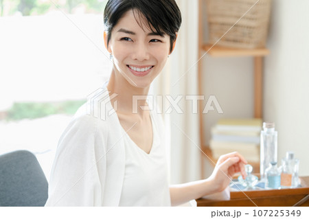 部屋でスキンケアをする女性 107225349