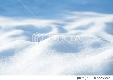 積もった雪のクローズアップ 107225592