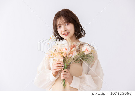 ドライフラワーの花束を持つワンピースの女性 107225666