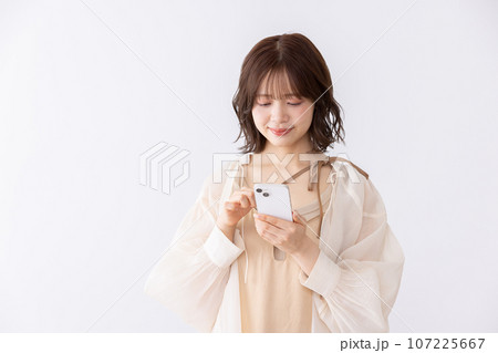 ドライフラワーの花束を持つワンピースの女性 ドライフラワーの花束を持つワンピースの女性 107225667